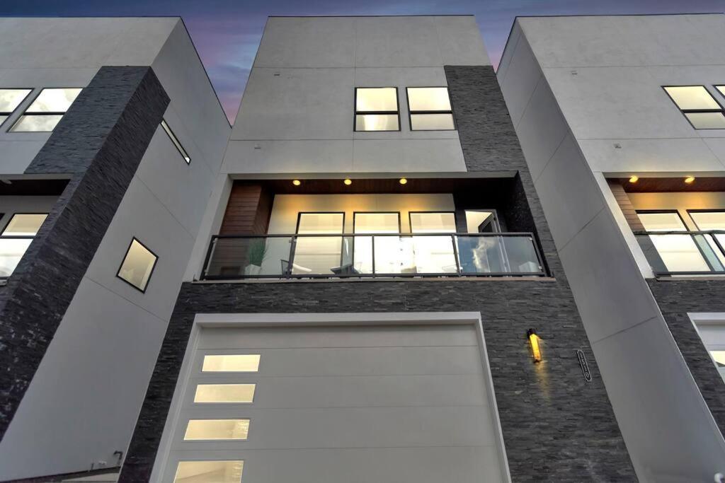 The Suite Spot! Downtown Skyline Views! Sleeps 12 Хюстън Екстериор снимка
