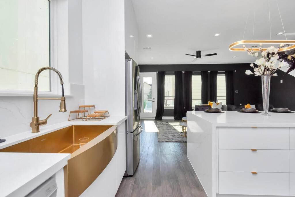 The Suite Spot! Downtown Skyline Views! Sleeps 12 Хюстън Екстериор снимка