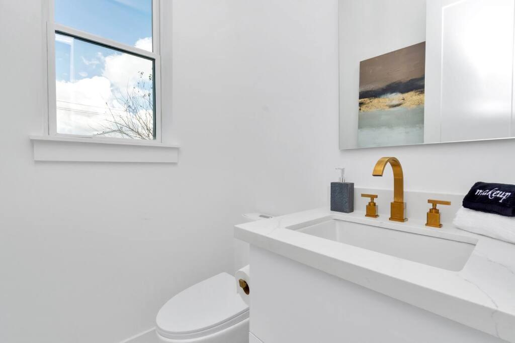 The Suite Spot! Downtown Skyline Views! Sleeps 12 Хюстън Екстериор снимка