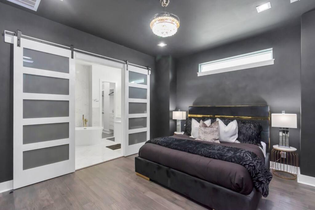The Suite Spot! Downtown Skyline Views! Sleeps 12 Хюстън Екстериор снимка