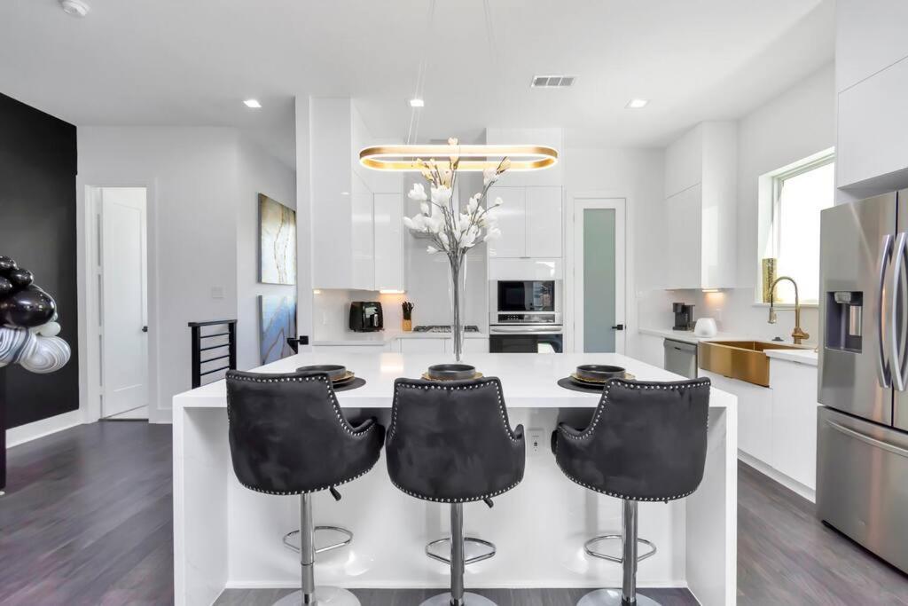 The Suite Spot! Downtown Skyline Views! Sleeps 12 Хюстън Екстериор снимка