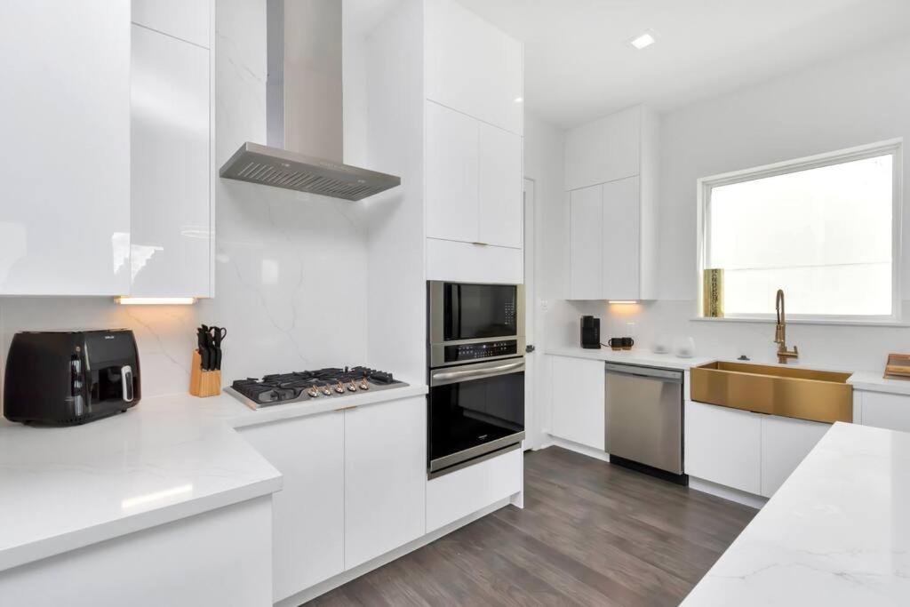 The Suite Spot! Downtown Skyline Views! Sleeps 12 Хюстън Екстериор снимка