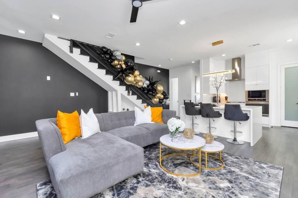 The Suite Spot! Downtown Skyline Views! Sleeps 12 Хюстън Екстериор снимка
