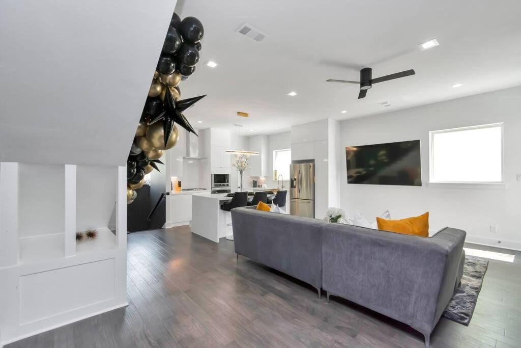 The Suite Spot! Downtown Skyline Views! Sleeps 12 Хюстън Екстериор снимка