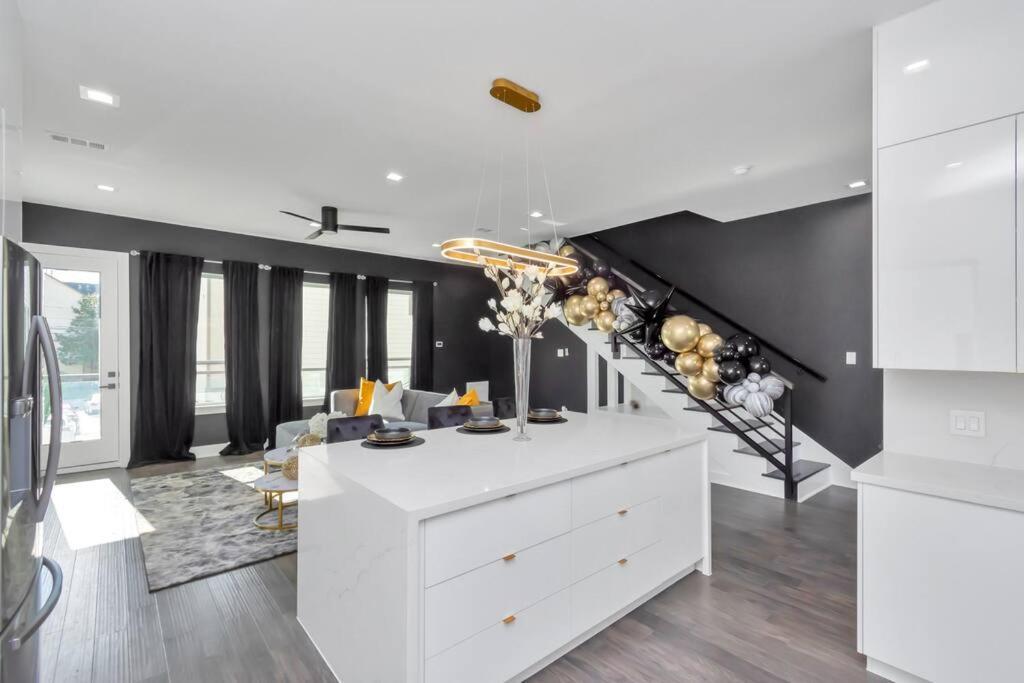 The Suite Spot! Downtown Skyline Views! Sleeps 12 Хюстън Екстериор снимка