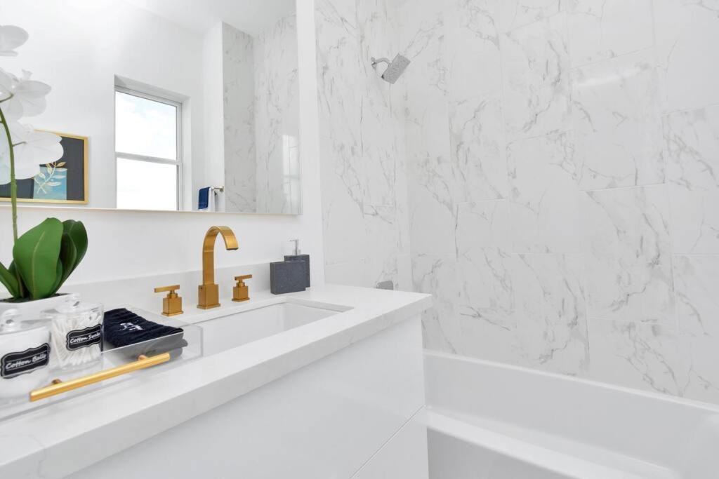 The Suite Spot! Downtown Skyline Views! Sleeps 12 Хюстън Екстериор снимка