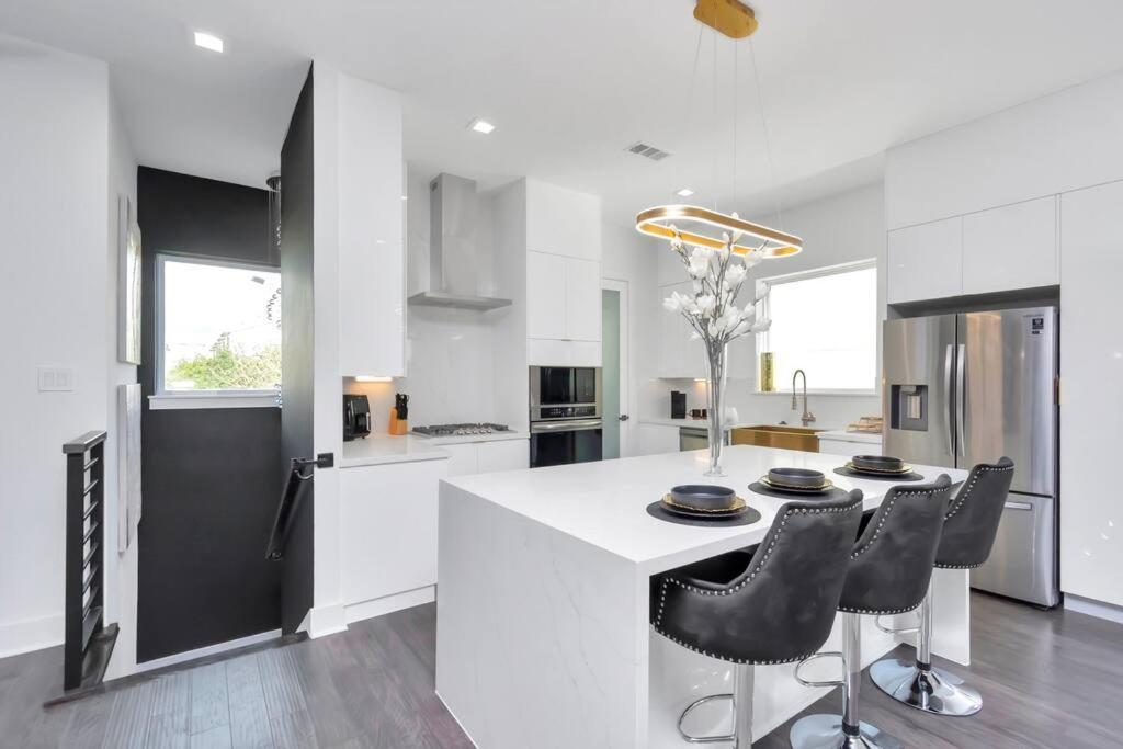 The Suite Spot! Downtown Skyline Views! Sleeps 12 Хюстън Екстериор снимка