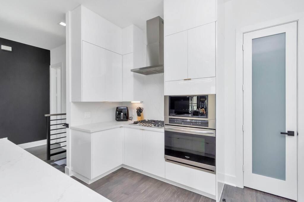 The Suite Spot! Downtown Skyline Views! Sleeps 12 Хюстън Екстериор снимка