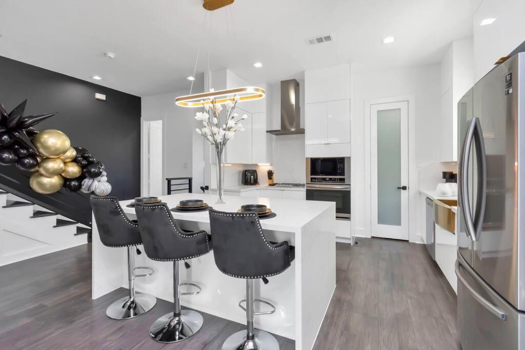 The Suite Spot! Downtown Skyline Views! Sleeps 12 Хюстън Екстериор снимка